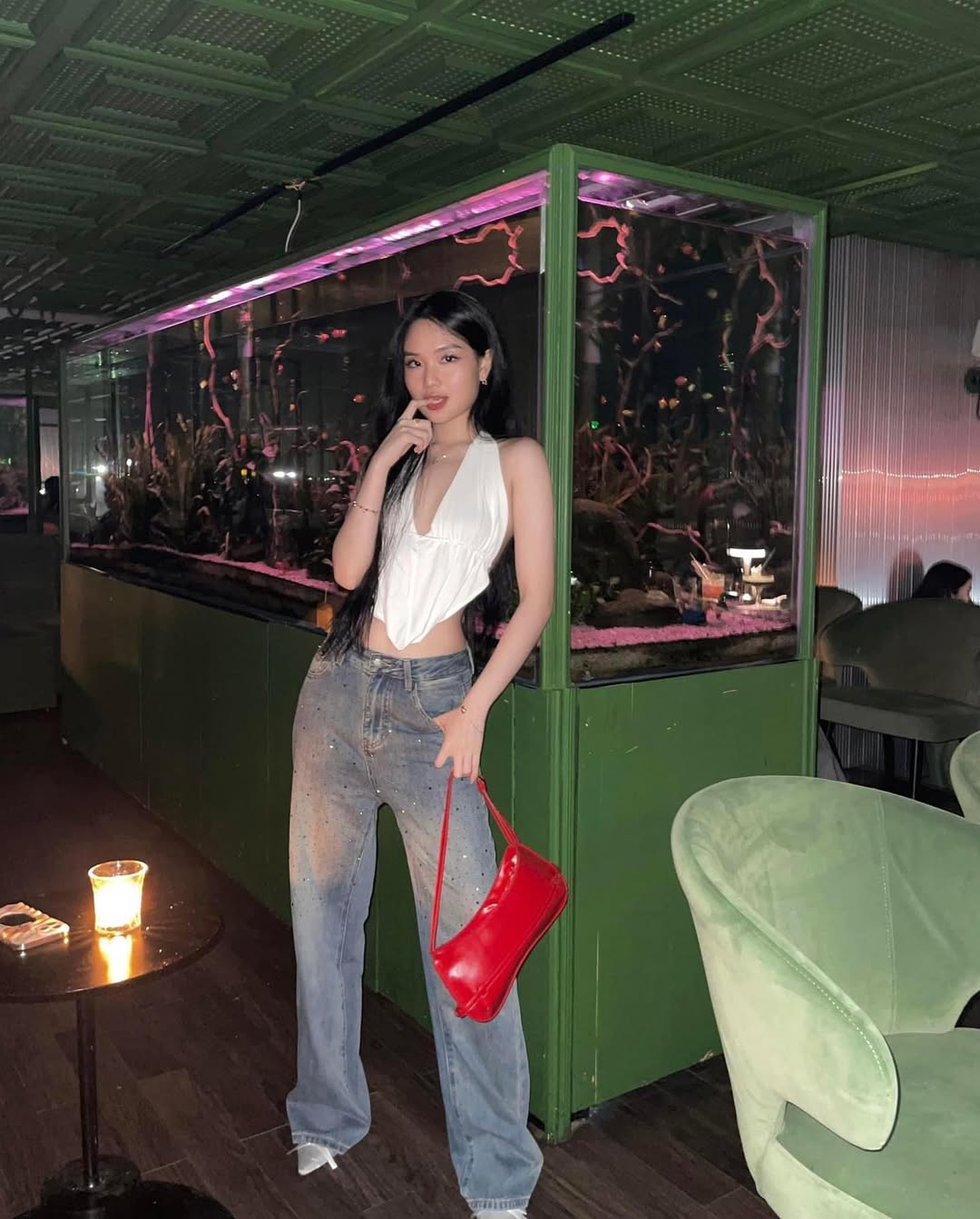 Sg Escort Singapore – Discreet Lobby Arrival With Soft Evening Light